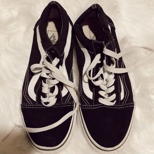 OLD SCHOOL BLACK AND WHITE VANS